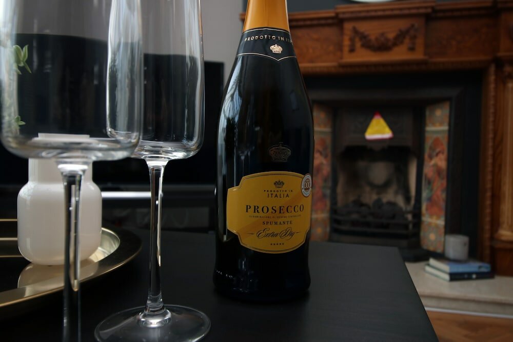 Фото Becky's Bungalow by Tŷ Sa - New Sleeps 8