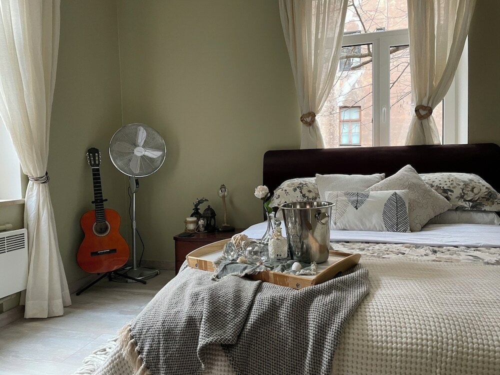 Фото Изысканные апартаменты с 1 спальней и садом в центре города