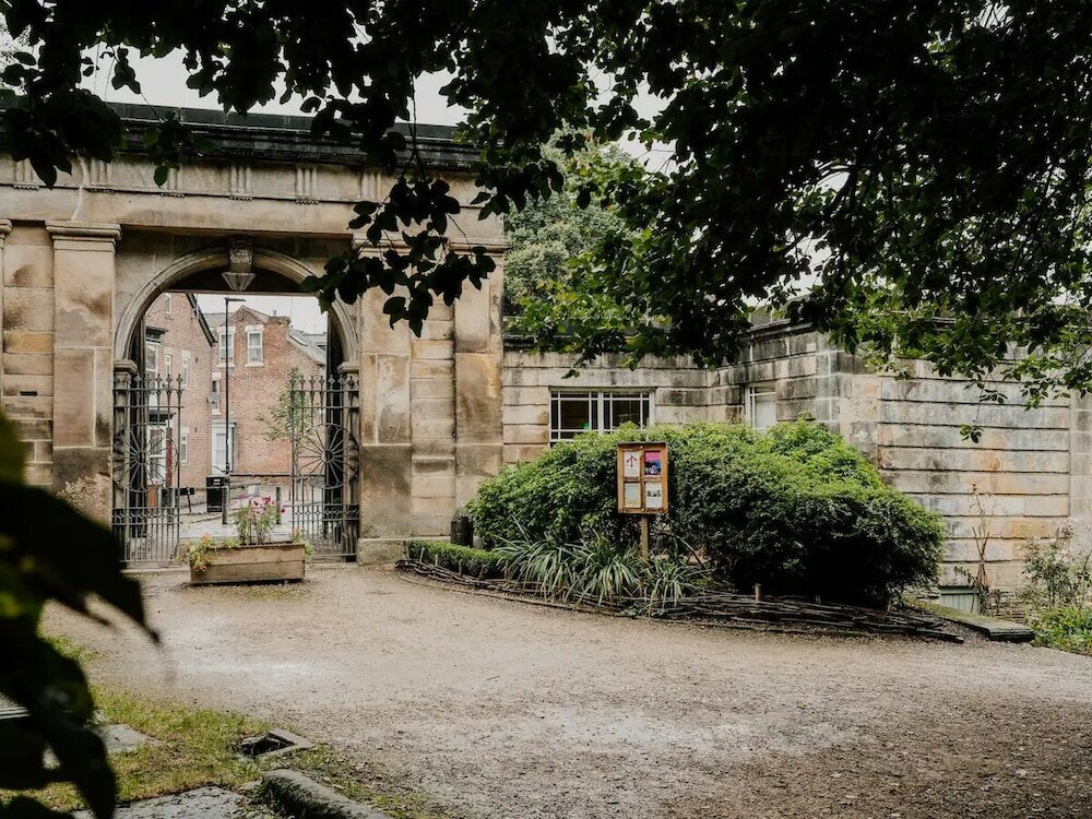Фото Beautiful Listed Gatehouse in Great Area