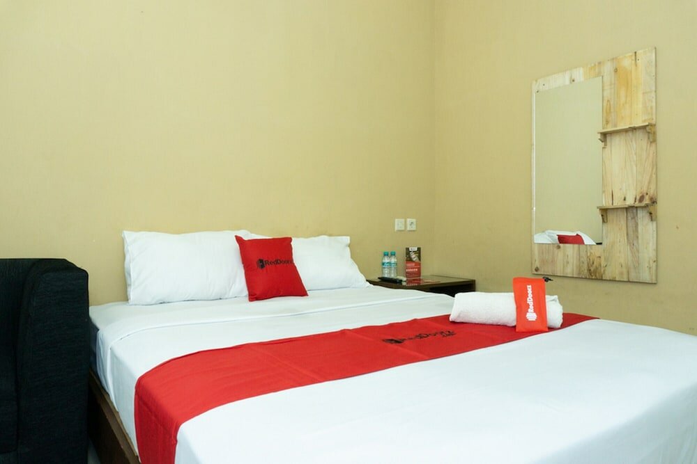 Фото RedDoorz near Alun Alun Madiun