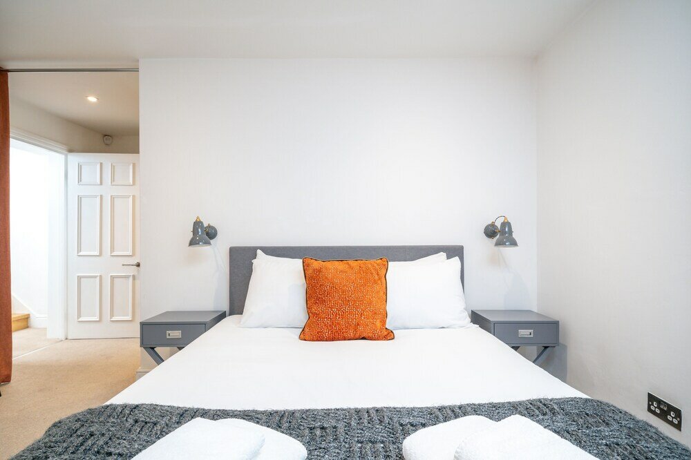 Фото Altido Elegant 4 Br House W/Deskspace, Moments From Angel