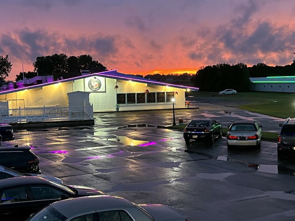 Фото Motel Boutique by Wolf Inn