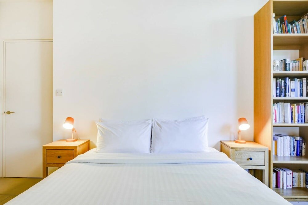 Фото Stylish, Bright Apartment w Private Garden