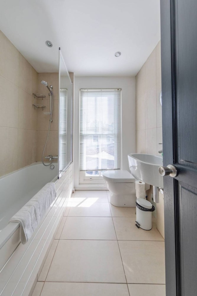 Фото Stylish 2 Bedroom Home in Islington With Garden