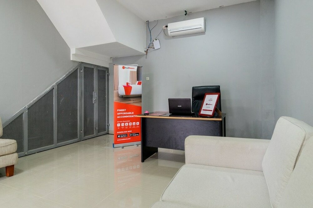 Фото RedDoorz near Plaza Atrium Senen