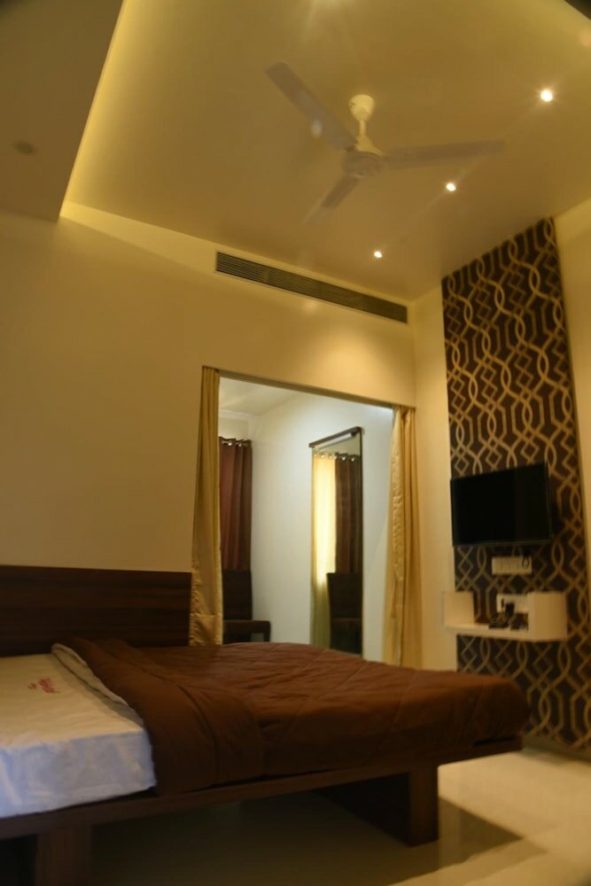 Фото Hotel Pushpak Satara