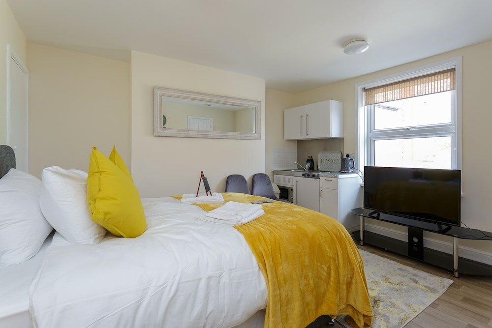 Фото St Mary's Modern Central Huge Studio Apartments