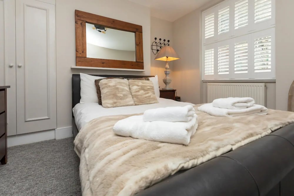 Фото Spacious 1 Bedroom Garden Flat Near King's Road