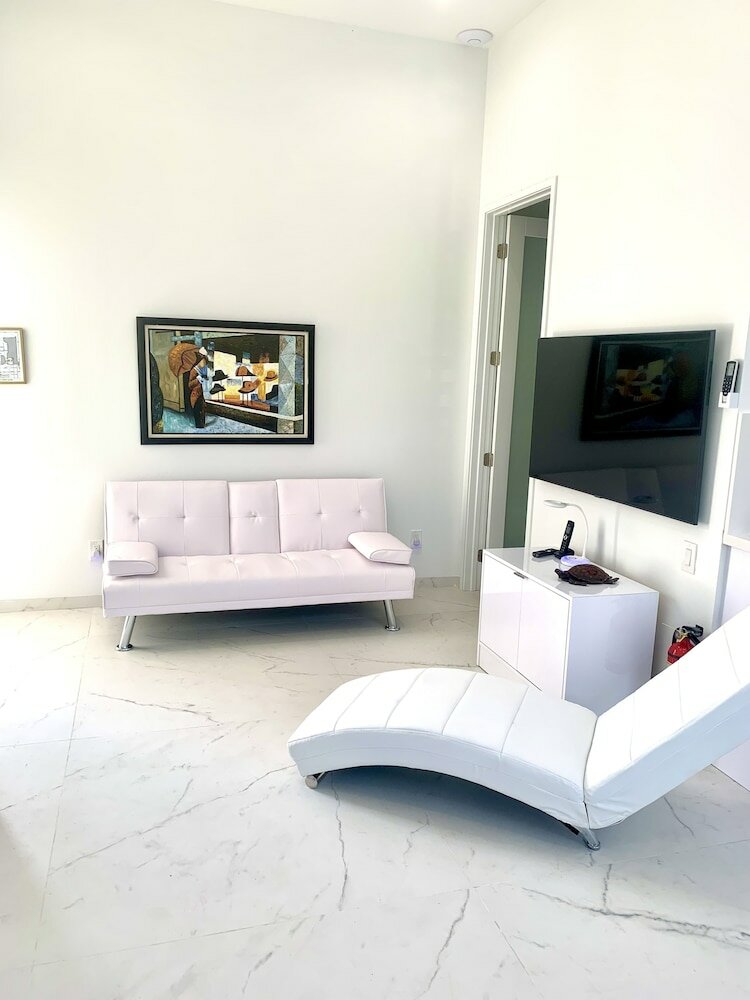 Фото Men Only Clothing Optional Guesthouse near Wilton Manors