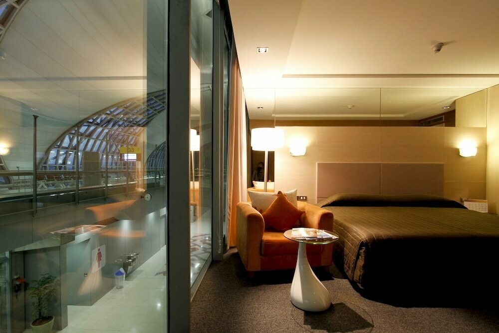 Hotel Miracle Transit Hotel, Earth, photo