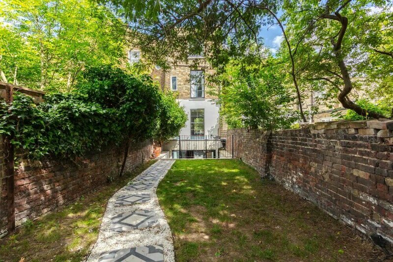 Гостиница Stunning 2 Bedroom House in Peaceful London Fields в Лондоне
