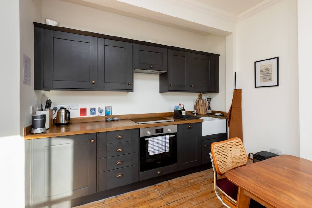 Фото Light and Spacious 1 Bedroom Maisonette - Brockley