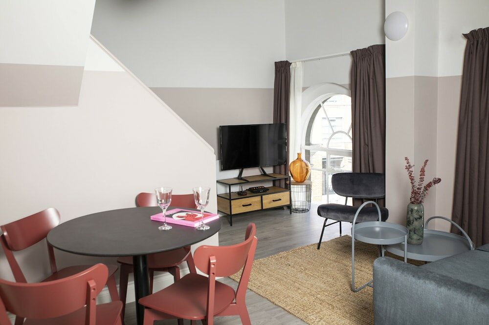 Фото Bob W Commercial House