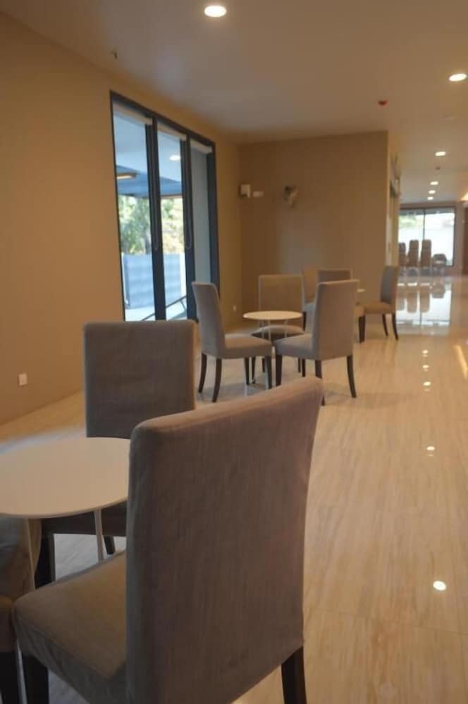 Фото Airport Avenue Hotel