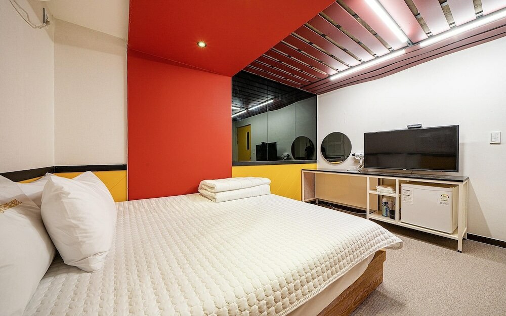 Фото Busan Daeyeondong Hotel With