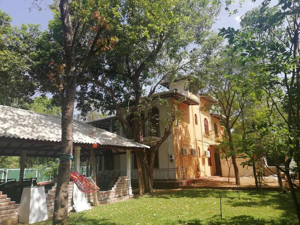 Фото N. L. I. Guest House