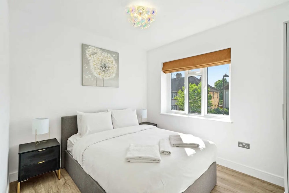 Фото Gorgeous 3 Bedroom Duplex Apartment in West London