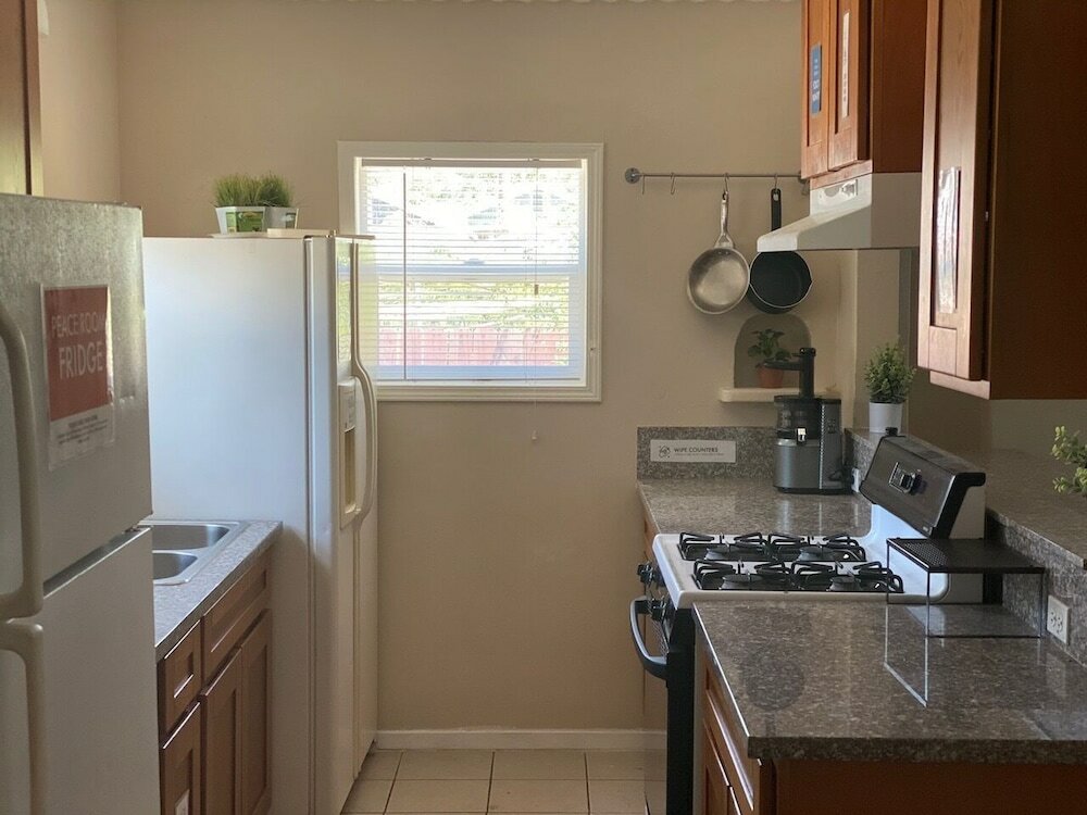 Фото Whole Family - Barrette - back - Hostel