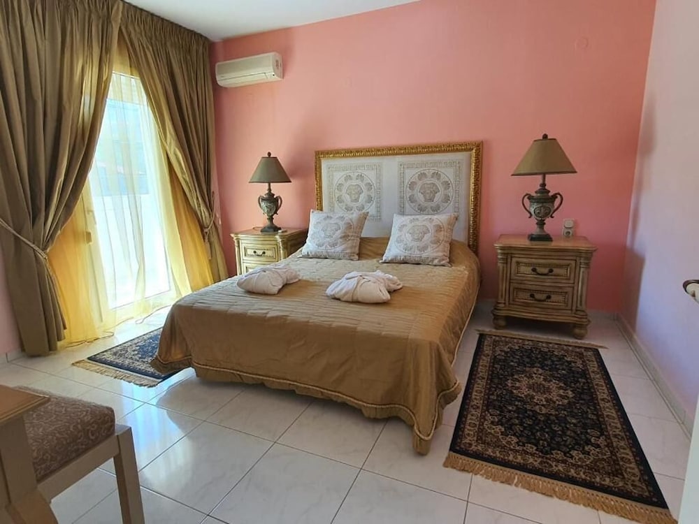 Фото Rafkos Hill Mansion