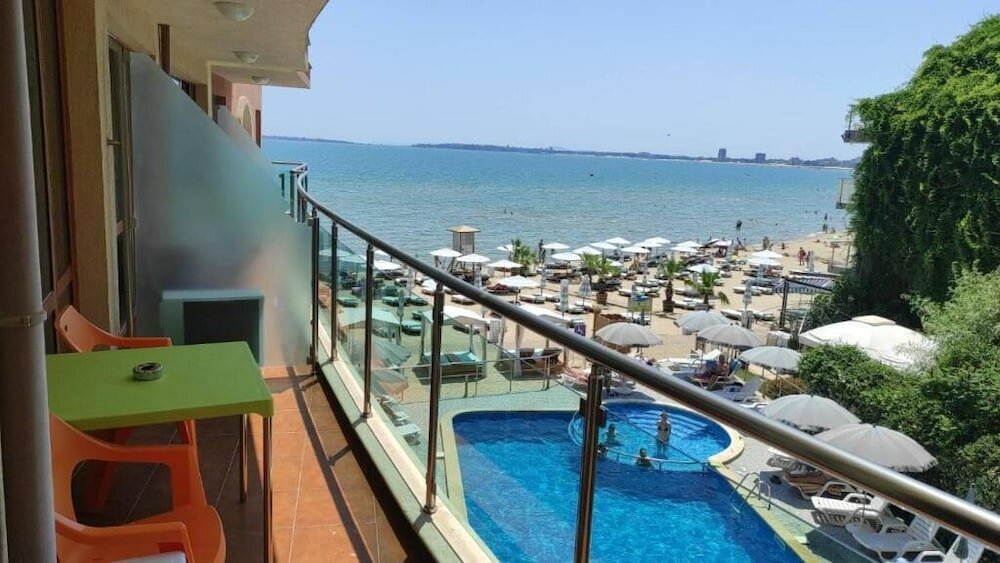 Фото Marty's Beachfront Apartments