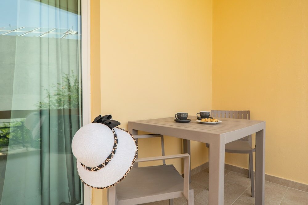 Фото Manos Beachside Apartments