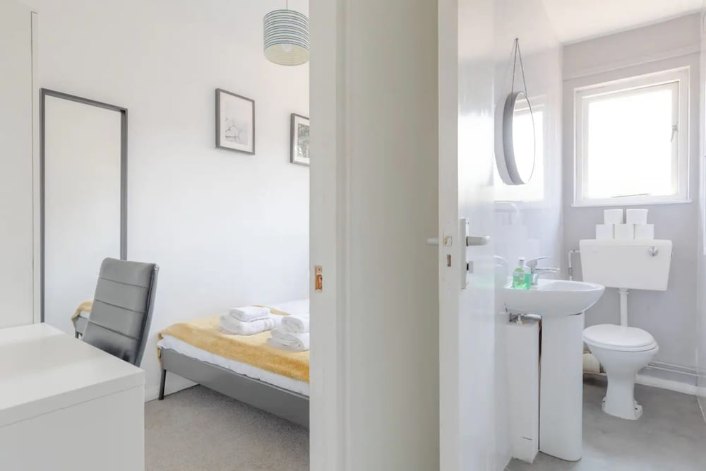 Фото Lovely 4 Bed House w Garden, 1 Stop to Waterloo