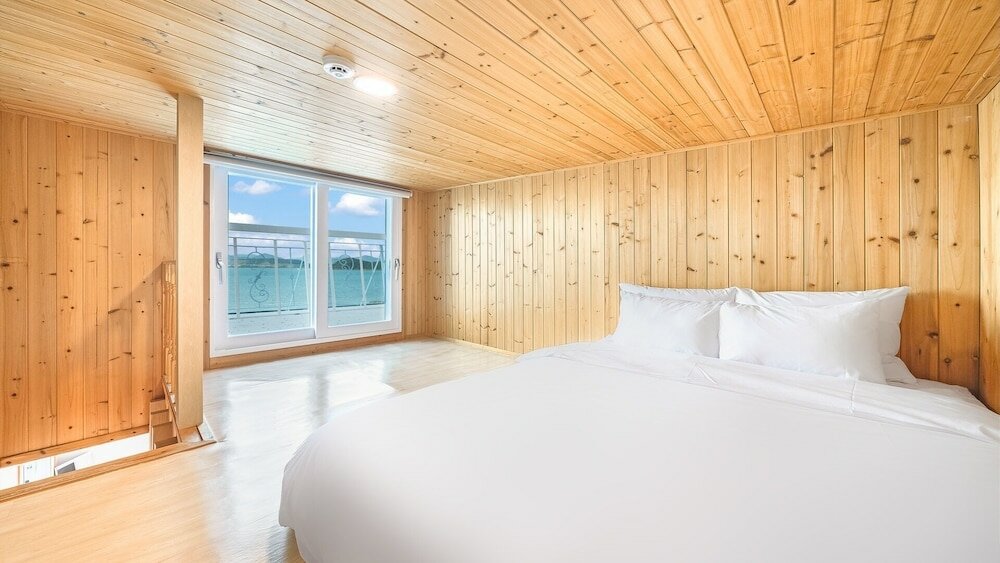 Фото Yeosu Riaeddo Poolvilla Pension