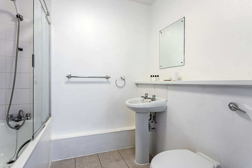 Фото Modern 1 Bedroom Apartment in West London