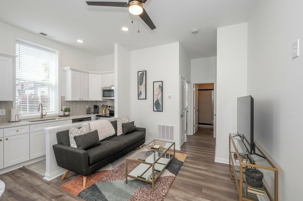 Фото Covington Charm Suites