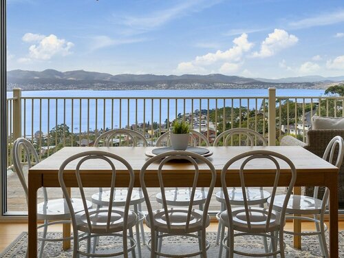 Гостиница Spectacular Views - 4 Bedroom House в Хобарте