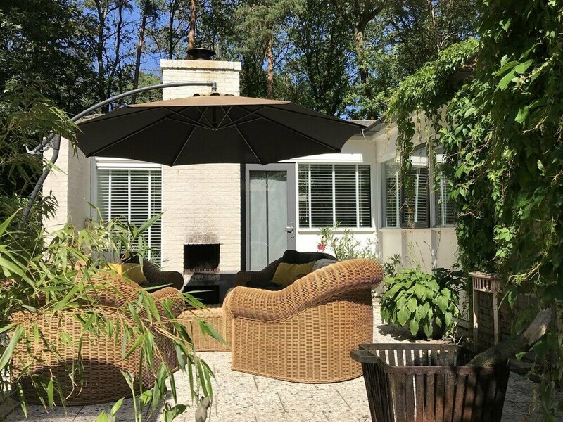 Гостиница Detached Villa with Enclosed Wooded Garden with Lawn, Hot Tub, Infrared Sauna