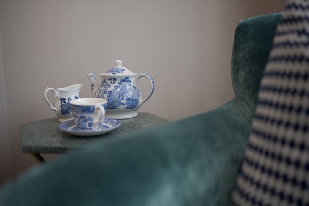 Фото Spacious two Bedroom Maisonette With Private Garden in Balham by Underthedoormat