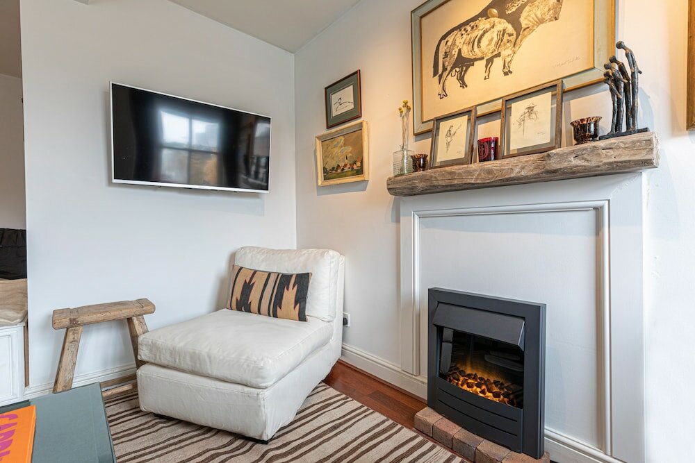 Фото Altido Stylish 2-bed Flat w Terrace Near Battersea Park
