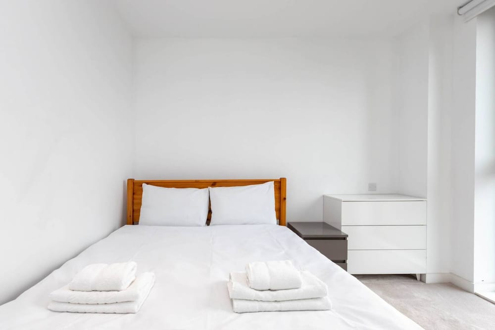 Фото Bright and Modern 2 Bedroom Flat in Royal Wharf