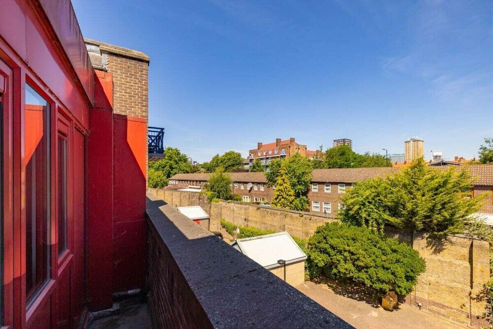 Фото The Shadwell Secret - Contemporary 4bdr House