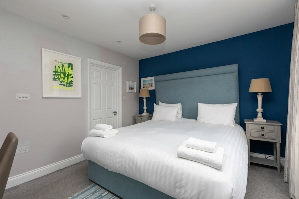 Фото Spacious 3 Bedroom in Notting Hill With Balcony