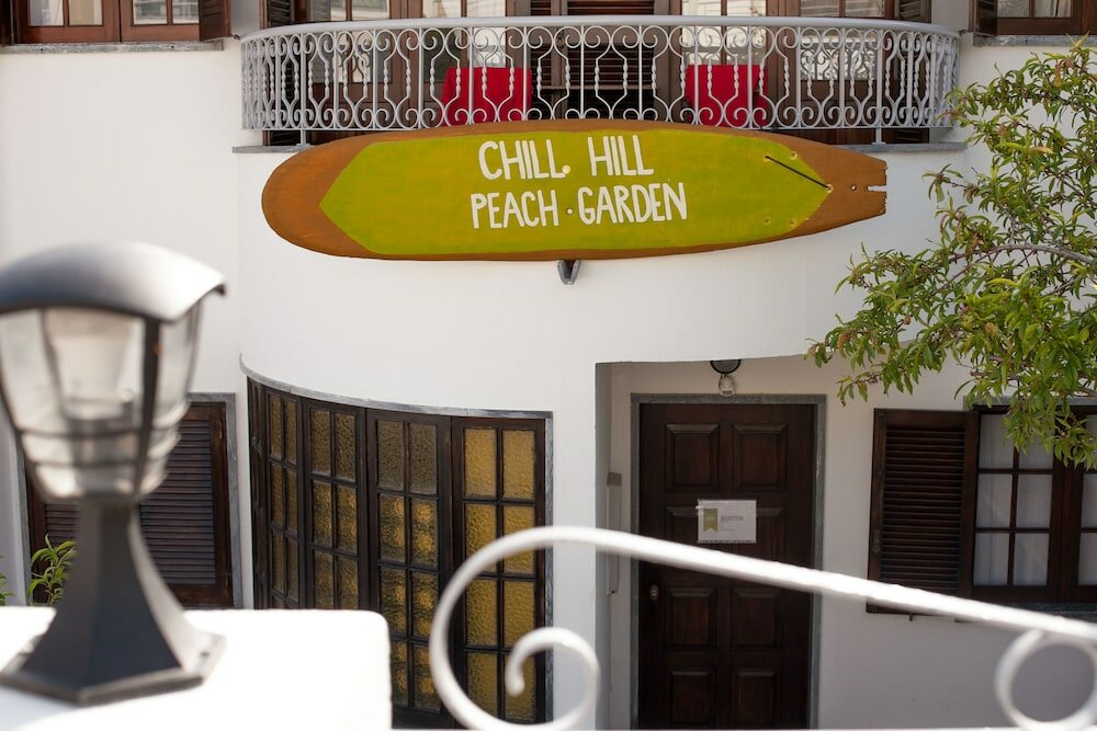 Фото Ericeira Chill Hill Hostel & Private Rooms - Peach Garden