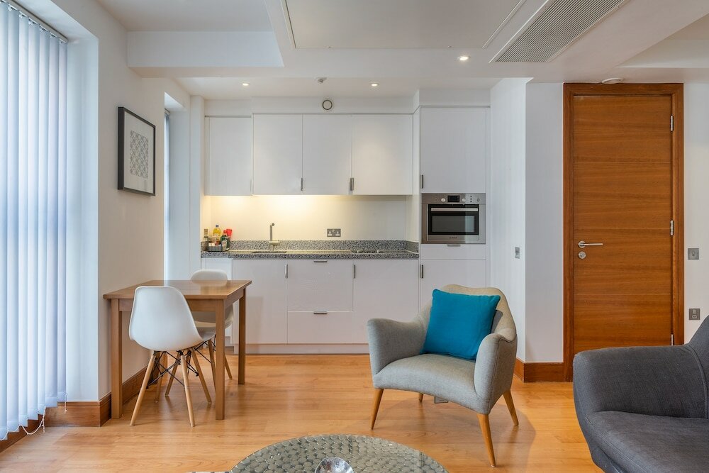 Фото Tower Hill City Centre Luxury Apartments