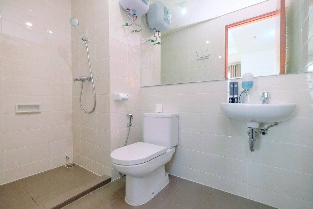 Фото Cozy and Minimalist 2br Green Bay Condominium Apartment