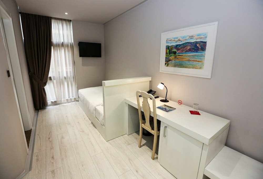 Фото Metro Hotel Tirana