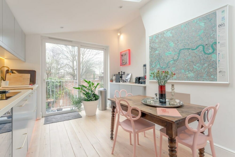 Фото Stylish 2 Bedroom Apartment in London