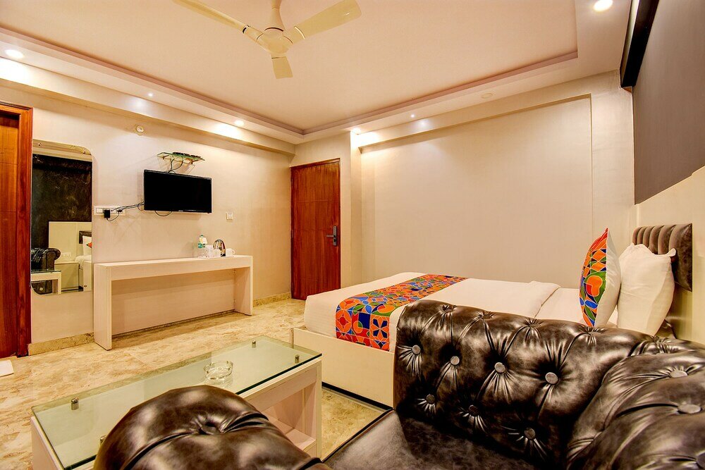 Фото Fabhotel Srk Platinum Inn