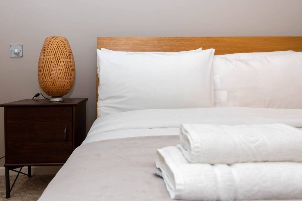 Фото Radiant 2 Bedroom Apartment in East London