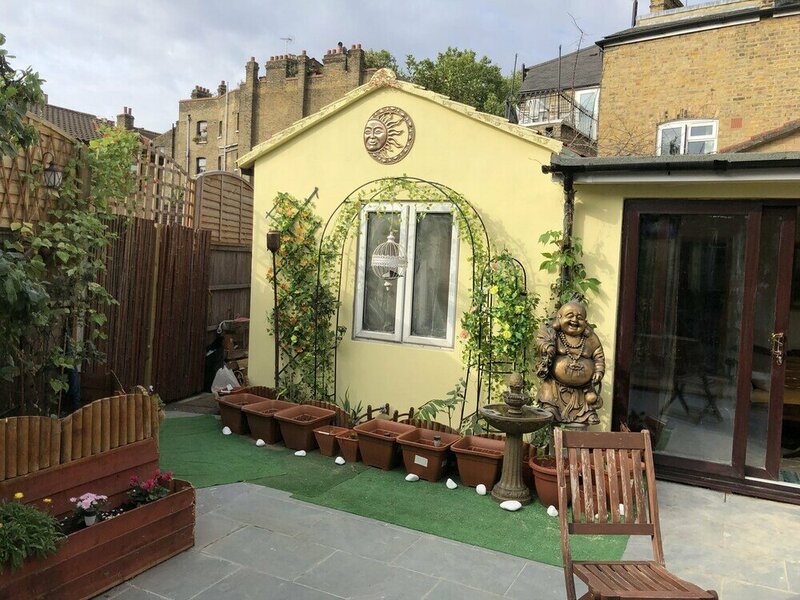 Гостиница Centrally Located 4 Bedroom House в Лондоне