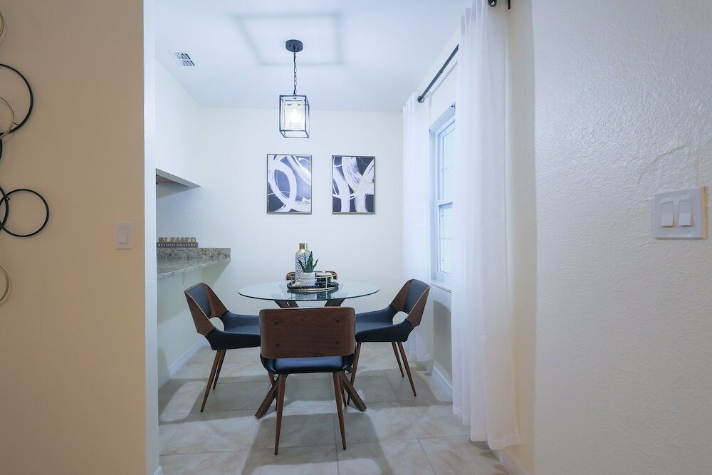 Фото Saint Joseph Suites Down Town Tampa