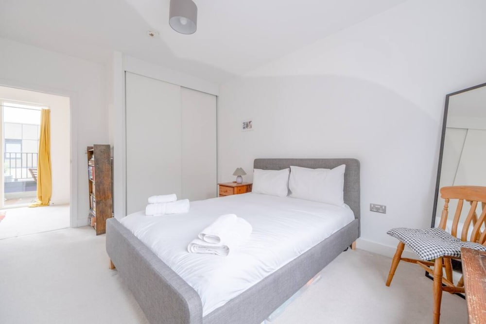 Фото Bright 2 Bedroom Maisonette Near Stratford