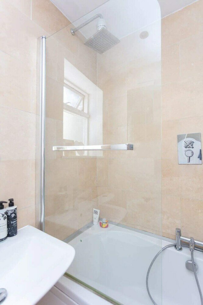 Фото Stunning 2 Bedroom Apartment in Maida Vale With a Garden