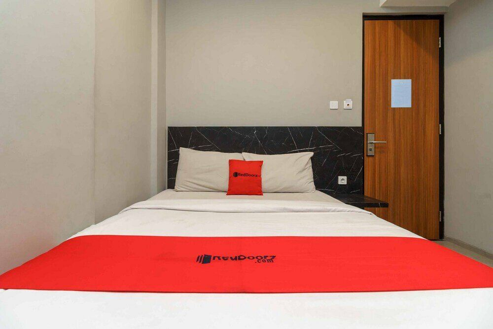 Фото RedDoorz Plus near Radio Dalam 3