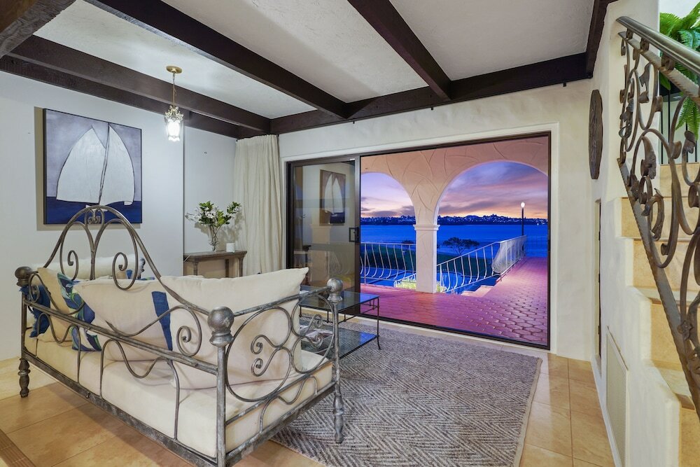 Фото Magnificent Beachfront Mansion - Pool