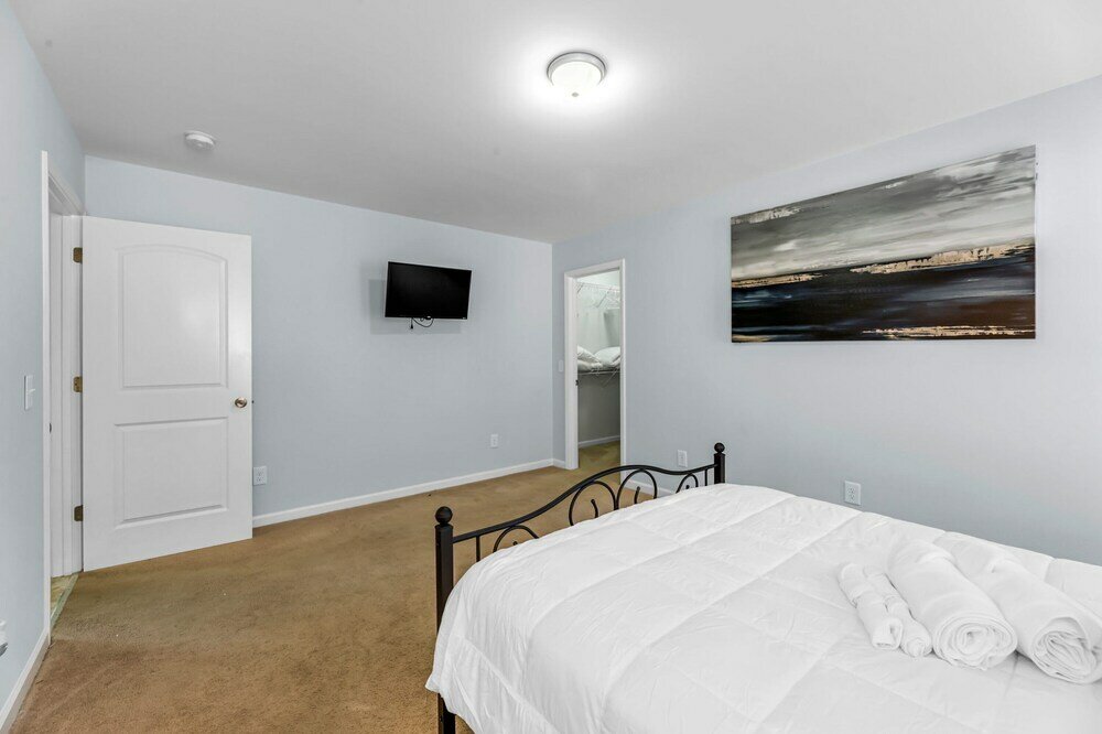 Фото 5006 Beale Ave Orange Door